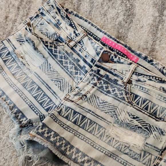 Ripped Aztec print shorts - Picture 3 of 4
